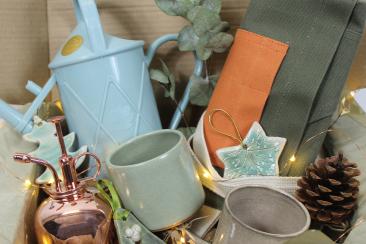Box of gardening gifts incl watering can, pots & tree decorations