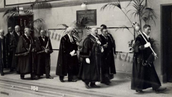 A black and white photo of the lord mayor opening the Seymour Leisure Centre in the 1930s